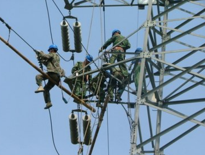 夏季將至,成華防墜器助力電網一線員工