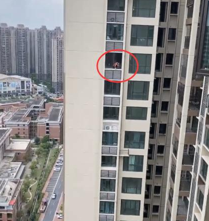 驚！一男子百米高空作業不做任何防護措施